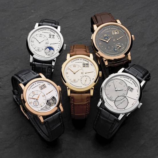 la LANGE 1 PHASES DE LUNE, LANGE 1 FUSEAUX HORAIRES, GRAND LANGE 1, LANGE 1 TOURBILLON. Les montres qui ont jalonné l’histoire d’une grande famille horlogère : la LANGE 1 au centre est entourée, dans le sens horaire d’en haut à gauche, par : la LANGE 1 PHASES DE LUNE, LANGE 1 FUSEAUX HORAIRES, GRAND LANGE 1, LANGE 1 TOURBILLON.