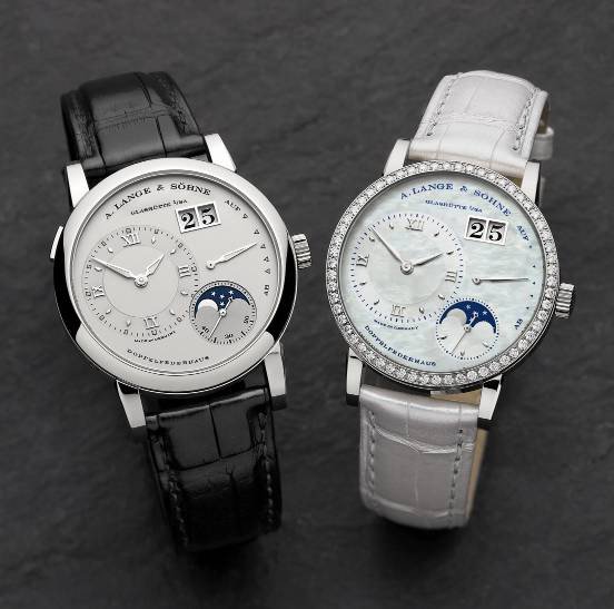LANGE 1 PHASES DE LUNE et la PETITE LANGE 1 PHASES DE LUNE avec lunette sertie de diamants et cadran en nacre. LANGE 1 PHASES DE LUNE et la PETITE LANGE 1 PHASES DE LUNE avec lunette sertie de diamants et cadran en nacre.