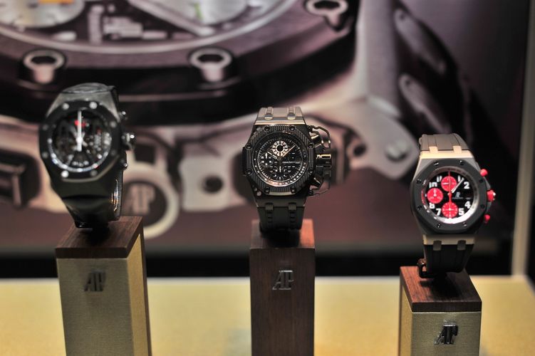La Royal Oak Carbon, La Royal Oak Offshore Survivor et un chronographe Royal Oak Offshore La Royal Oak Carbon, La Royal Oak Offshore Survivor et un chronographe Royal Oak Offshore