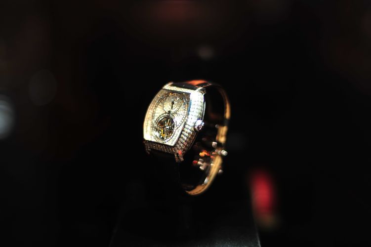 Malte tourbillon régulateur haute joaillerie sertissage invisible Malte tourbillon régulateur haute joaillerie sertissage invisible